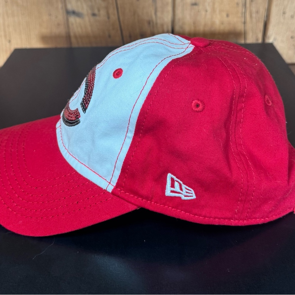 Women’s Cincinnati Reds Glitter “C” Logo 9TWENTY Adjustable Strap Cap Red/White - Picture 4 of 9